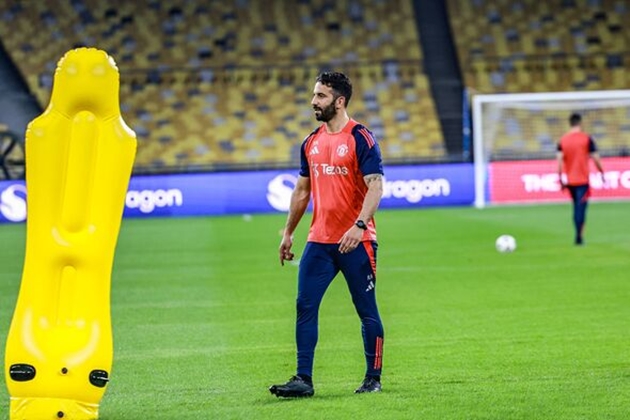 Thử thách lớn của HLV Ruben Amorim tại Manchester United: Xây dựng hệ thống 3-4-3 từ học viện
