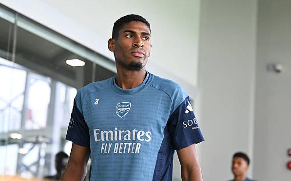 Arsenal vs Newcastle: Trận giao hữu hấp dẫn tại Singapore